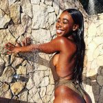 femme noire nue du 45 exhibe gros nichons